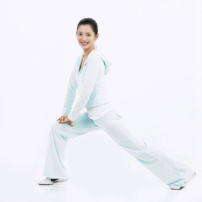 东方人,一个人,站,笑,微笑,露齿笑,竖图,室内,白天,白色背景,侧面,锻炼,运动,亚洲,仅一个年轻女性,仅一个女性,仅一个人,服装,扭头,注视,休闲装,黄种人,衣服,观察,看,站着,转头,休闲,休闲服,连帽衫,弓步,摄影,服饰,影棚,观看,张开双腿,察看,关注,帽衫,展开双腿,体育,年轻女性,女人,女性,亚洲人,站立,彩图,全身,影棚拍摄,健身,拍摄,弓箭步,伸展双腿