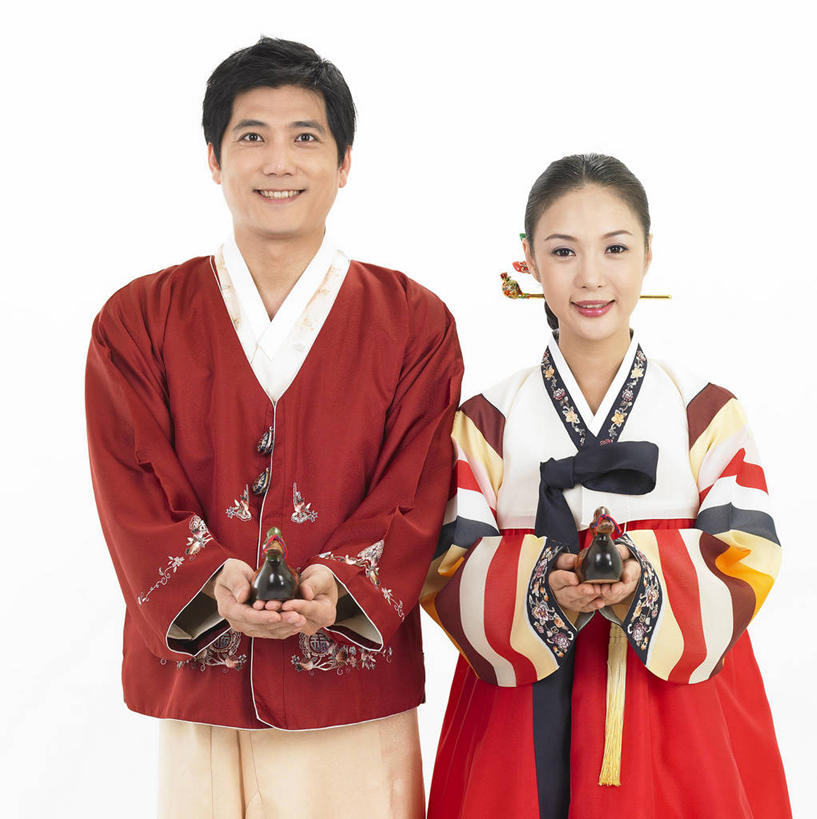 东方人,两个人,家庭,夫妻,新娘,新郎,站,捧,笑,微笑,竖图,室内,白天,白色背景,正面,民族服装,爱情,婚礼,快乐,鸟,鸳鸯,雕塑,亚洲,阴影,庆祝,艺术,装饰,反射,雕刻,雕像,头饰,影子,结婚,浪漫,注视,黄种人,发簪,两个,发饰,饰品,工艺品,观察,看,站着,温暖,温馨,喜庆,一家人,恩爱,恋人,摄影,服饰,影棚,观看,纪念,华丽,修饰,美术,点缀,和睦,察看,关注,主题,坚定,陈列,配饰,永恒,功能,美学,衬托,美观,雅致,雅观,情意,簪子,朝鲜服,男人,男性,年轻男性,年轻女性,女人,女性,亚洲人,年轻人,夫妇,情侣,匹鸟,端,端着,捧着,手捧,站立,半身,彩图,影棚拍摄,传统服装,民俗服,高兴,拍摄,伴侣,韩服,融洽