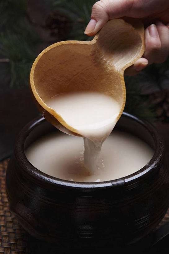 东方人,手,一个人,竖图,室内,特写,白天,正面,亚洲,仅一个年轻女性,仅一个女性,仅一个人,倒,握,阴影,反射,木制,影子,酒类,米酒,黄种人,酒,饮料,木制品,容器,碗,手部,握着,储藏,单手,储存,江米酒,醪糟,糯米酒,年轻女性,女人,女性,亚洲人,半身,彩图,贮存