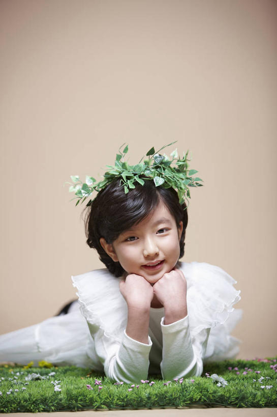 东方人,儿童,一个人,笑,微笑,露齿笑,竖图,室内,白天,正面,裙子,纯洁,胜利,草地,草坪,植物,叶子,亚洲,仅一个女性,仅一个人,连衣裙,绿叶,枝条,注视,黄种人,草,树枝,小孩,绿色,观察,看,趴着,仅一个小孩,嫩叶,可爱,童年,童趣,摄影,影棚,褐色背景,观看,察看,象征,草本,关注,童真,桂冠,烂漫,无邪,月桂叶,香叶,杰出,天竺桂,香桂叶,桂叶,虬枝,枝杈,天真,月桂,女孩,女人,女性,亚洲人,孩子,叶,叶片,趴,彩图,全身,影棚拍摄,拍摄,女生