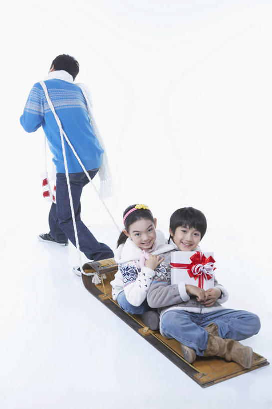 东方人,儿童,背部,三个人,家庭,夫妻,母亲,父亲,儿子,坐,走,盘腿,竖图,室内,白天,白色背景,正面,毛衣,爱情,纯洁,亚洲,装饰,浪漫,注视,黄种人,车,小孩,绳子,围巾,交通工具,观察,看,扛,温暖,温馨,父子,母子,三口之家,一家人,恩爱,父爱,可爱,母爱,童年,童趣,恋人,摄影,影棚,围脖,观看,保暖,绳索,华丽,雪橇,点缀,和睦,察看,御寒,关注,载具,雪橇车,线衫,童真,烂漫,无邪,衬托,美观,雅致,雅观,扛在肩上,毛线衣,绒线衣,天真,男孩,男人,男性,年轻男性,年轻女性,女人,女性,亚洲人,孩子,年轻人,夫妇,情侣,步行,盘腿而坐,盘膝,盘着腿的,盘着腿坐,散步,双腿交叉,走路,坐着,彩图,全身,影棚拍摄,绒衣,套衫,套头毛衣,线衣,拍摄,伴侣,融洽,男生