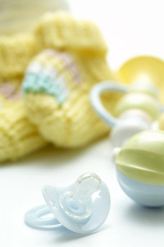 无人,竖图,俯视,室内,特写,白天,白色背景,游戏,静物,玩具,一堆,许多,堆叠,堆积,朦胧,模糊,很多,玩,娱乐,休闲,益智,摄影,影棚,奶嘴,婴儿用品,安抚,活动,堆,抚慰,发泄,消遣,智力,安抚奶嘴,宣泄,玩耍,嬉戏,彩图,高角度拍摄,影棚拍摄,拍摄