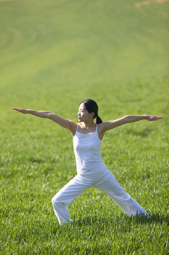 东方人,一个人,站,伸展双臂,竖图,室外,白天,正面,锻炼,瑜伽,运动,草地,草坪,植物,吊带,亚洲,仅一个年轻女性,仅一个女性,仅一个人,阴影,服装,朦胧,模糊,光线,影子,扭头,注视,吊带衫,黄种人,草,衣服,绿色,阳光,观察,看,站着,转头,养生,服饰,观看,张开双腿,察看,衣着,穿着,关注,衣饰,展开双腿,体育,年轻女性,女人,女性,亚洲人,敞开双臂,伸开双臂,展开双肩,站立,张开手臂,张开双臂,彩图,全身,健身,勇士二式,勇士式,伸展双腿