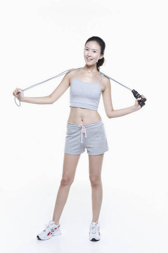 东方人,一个人,运动员,站,伸展双臂,笑,微笑,露齿笑,竖图,室内,白天,白色背景,正面,吊带,亚洲,仅一个年轻女性,仅一个女性,仅一个人,握,服装,拿,拿着,注视,吊带衫,黄种人,运动器械,衣服,观察,看,站着,健身器械,握着,摄影,服饰,影棚,观看,察看,衣着,穿着,关注,健身器材,阻力带,衣饰,露脐装,年轻女性,女人,女性,亚洲人,体育运动员,运动选手,敞开双臂,伸开双臂,展开双肩,站立,张开手臂,张开双臂,彩图,全身,影棚拍摄,拍摄,运动器材