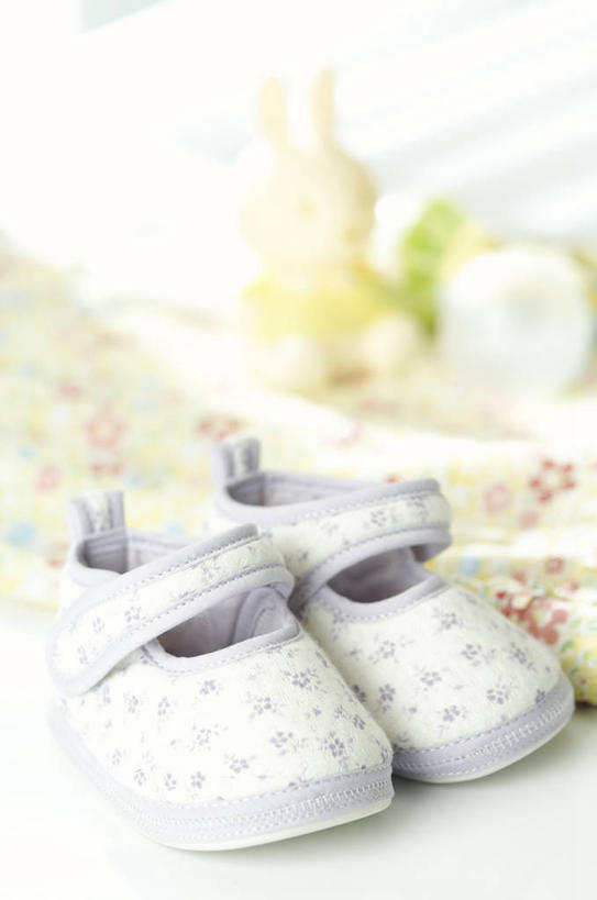 无人,竖图,俯视,室内,特写,白天,桌面,桌子,静物,鞋子,一双,花纹,木制,布,图案,木桌,布纹,木制品,婴儿鞋,休闲鞋,布匹,彩图,高角度拍摄,木桌子