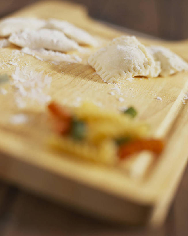 面食,面条,意大利面,无人,竖图,俯视,室内,特写,白天,西餐,餐具,阴影,朦胧,模糊,反射,碟子,粉末,盘,影子,面,面粉,料理,食品,粮食,食物,盘子,碟,粉,西式,农产品,意粉,意大利馄饨,原材料,意面,粉状,彩图,高角度拍摄