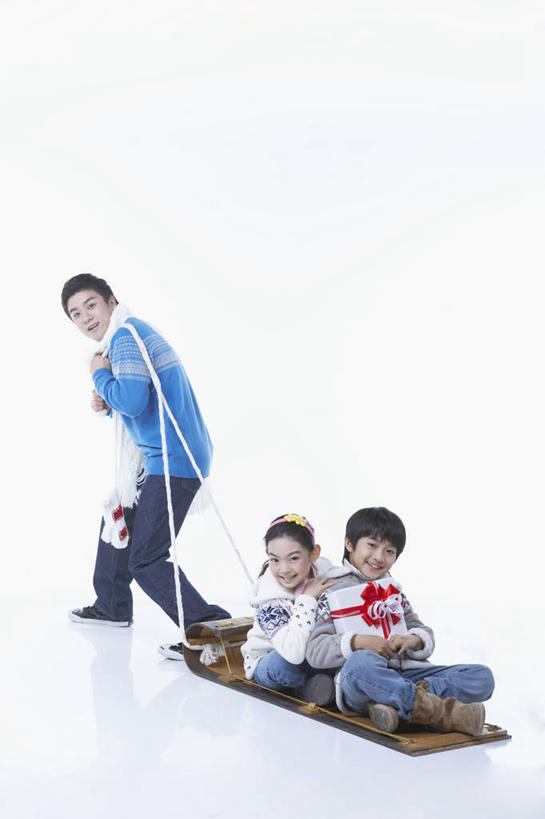 东方人,儿童,三个人,家庭,夫妻,母亲,父亲,儿子,坐,走,抱,盘腿,竖图,室内,白天,白色背景,正面,毛衣,爱情,纯洁,礼盒,礼物,亚洲,装饰,纸盒,浪漫,扭头,注视,黄种人,车,盒子,小孩,包装盒,绳子,手套,礼品盒,交通工具,观察,看,扛,转头,温暖,温馨,父子,母子,三口之家,一家人,恩爱,父爱,可爱,母爱,童年,童趣,恋人,摄影,礼品,影棚,抱着,观看,保暖,绳索,华丽,雪橇,点缀,和睦,察看,搂着,御寒,关注,载具,雪橇车,线衫,童真,烂漫,无邪,衬托,美观,雅致,雅观,扛在肩上,毛线衣,绒线衣,天真,男孩,男人,男性,年轻男性,年轻女性,女人,女性,亚洲人,孩子,年轻人,夫妇,情侣,步行,搂,搂抱,盘腿而坐,盘膝,盘着腿的,盘着腿坐,散步,双腿交叉,走路,坐着,彩图,全身,影棚拍摄,绒衣,套衫,套头毛衣,线衣,拍摄,伴侣,融洽,男生