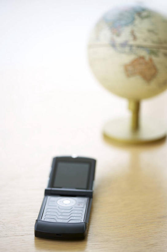 无人,打电话,竖图,俯视,室内,特写,白天,仪器,海洋,桌子,静物,地图,电话,手机,阴影,反射,网格,地球仪,线条,影子,世界地图,地球,陆地,全球,通讯设备,书桌,球,一个,经纬线,课桌,模型,球体,地理,国家,单个,大陆,世界,纬线,版图,经线,经纬仪,一部,地理学,交流,沟通,通话,彩图,高角度拍摄,大洋,大洲