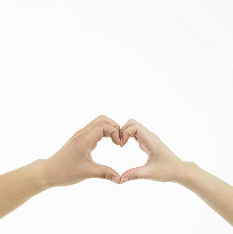 东方人,手,一个人,竖图,室内,特写,白天,白色背景,正面,爱情,亚洲,双手,仅一个年轻女性,仅一个女性,仅一个人,爱心,浪漫,黄种人,手势,温暖,温馨,心形,手部,恩爱,摄影,影棚,和睦,食指,年轻女性,女人,女性,亚洲人,心型,大拇指,半身,彩图,影棚拍摄,拍摄,融洽