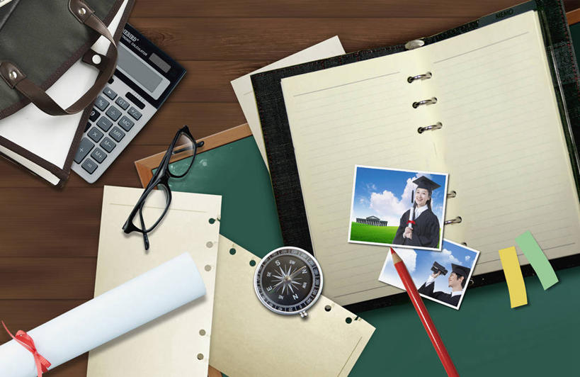 东方人,无人,两个人,伙伴,朋友,学生,站,笑,微笑,露齿笑,横图,俯视,照片,室内,特写,白天,友谊,计算器,仪器,科技,海底,静物,亚洲,一副,眺望,握,阴影,检查,研究,装饰,反射,分析,光线,计算,科学,笔,丝绸,丝带,望远镜,文凭,眼镜,影子,云,云朵,办公用品,缎带,记事本,拿,云彩,拿着,注视,黄种人,方向,历史,文化,绸带,文具,红色,蓝色,白云,蓝天,天空,阳光,本子,笔记本,蝴蝶结,铅笔,学习用品,天,观察,看,祈祷,站着,同学,清晰,探索,指示,握着,许愿,理财,财务,摄影,宗教,地理,流苏,信仰,放大,晴朗,观看,罗盘,仔细,华丽,修饰,祈求,文具用品,吉祥,点缀,科研,察看,科学技术,瞭望,指向,聚焦,证书,学士帽,校友,毕业,关注,数学,学士服,风水,司南,阴阳,近视眼镜,发明,学位证,远视镜,瞭望镜,学位证书,天池,吉凶,吉利,晦气,不祥,倒霉,霉运,恶兆,凶险,光学,顶针,清楚,衬托,美观,雅致,雅观,同窗,学友,玻璃盖,磁针,海底线,罗经,罗盘针,内盘,日圭,双筒镜,双筒望远镜,基准,垂布,学士袍,外盘,园柱形外盒,平安,友情,男人,男性,年轻男性,年轻女性,女人,女性,亚洲人,相片,晴空,站立,半身,彩图,高角度拍摄,拍摄,照相,光学仪器,千里镜,地质