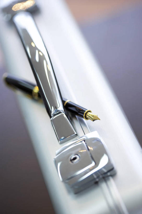 无人,竖图,俯视,室内,特写,白天,静物,阴影,朦胧,模糊,反射,包,笔,公文包,影子,办公用品,钢笔,文具,一个,学习用品,单个,公事包,文具用品,一支,彩图,高角度拍摄