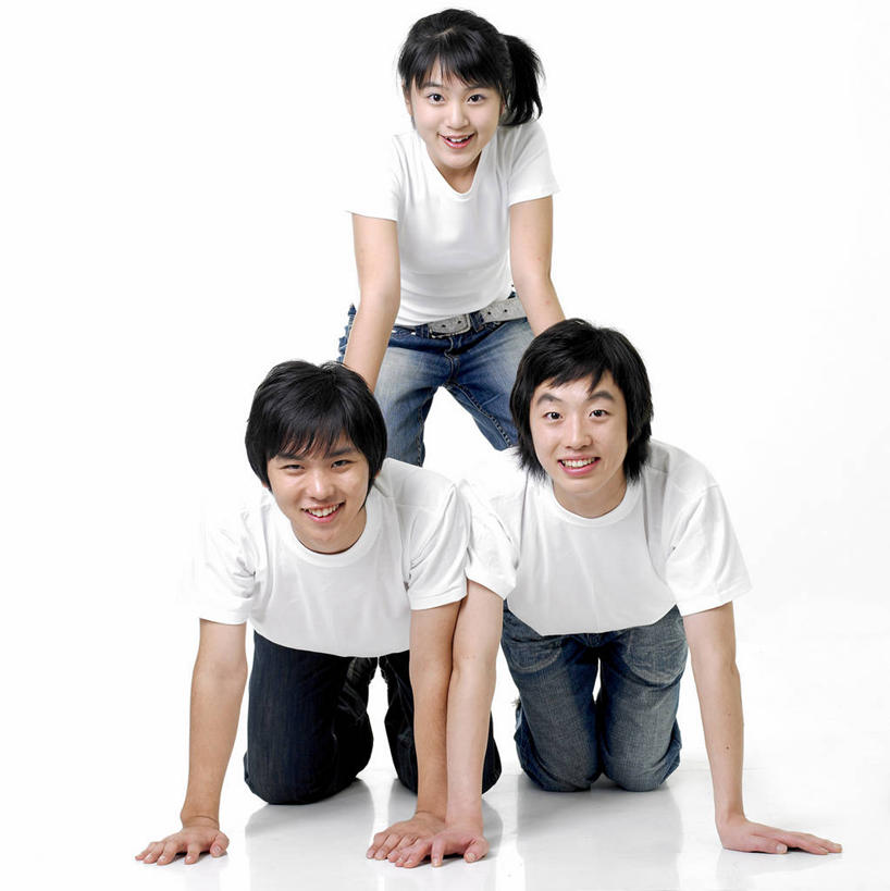 东方人,三个人,伙伴,朋友,叠罗汉,跪,笑,微笑,露齿笑,竖图,室内,白天,白色背景,正面,游戏,友谊,成功,合作,团队,集体,信心,亚洲,表演,阴影,服装,裤子,反射,影子,玩,注视,牛仔裤,休闲装,黄种人,娱乐,衣服,观察,看,休闲,休闲服,摄影,服饰,影棚,观看,活动,察看,成就,发泄,关注,消遣,智力,宣泄,技巧运动,体育活动,体育游戏,友情,男人,男性,年轻男性,年轻女性,女人,女性,亚洲人,跪着,玩耍,嬉戏,彩图,全身,影棚拍摄,拍摄