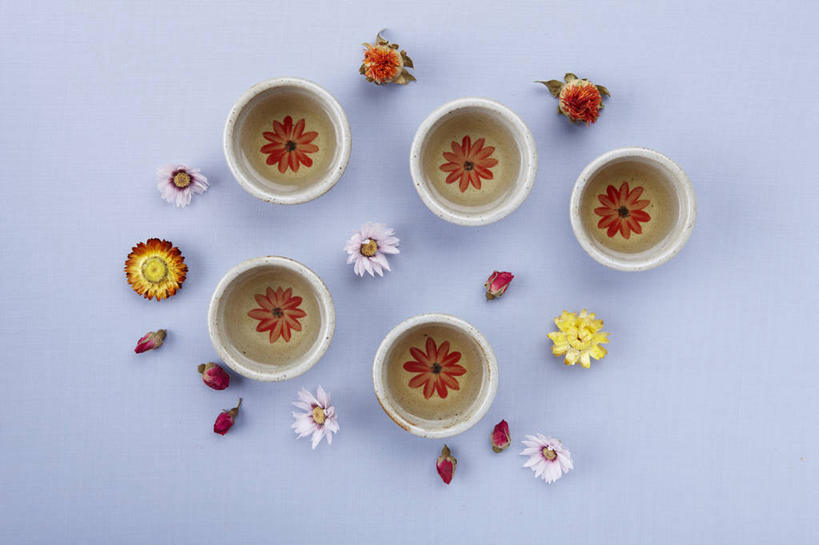 无人,横图,俯视,室内,特写,白天,爱情,快乐,幸福,纯洁,热情,茶,玫瑰,杯子,五个,许多,蓝色背景,盛开,茶叶,玛格丽特,玫瑰花,饮品,浪漫,花蕾,娱乐,雏菊,花,花瓣,花朵,鲜花,水杯,花茶,花苞,花蕊,享受,休闲,温暖,温馨,菊花,恩爱,放松,活力,乐趣,保健,养生,摄影,影棚,希望,花草茶,和睦,舒适,坚强,和平,感动,离别,延命菊,幸福花,春菊,马兰头花,尊敬,香花茶,香片,熏花茶,暗恋,纯情,单恋,天真,刺玫花,徘徊花,茶杯,彩图,高角度拍摄,影棚拍摄,愉快,拍摄,融洽