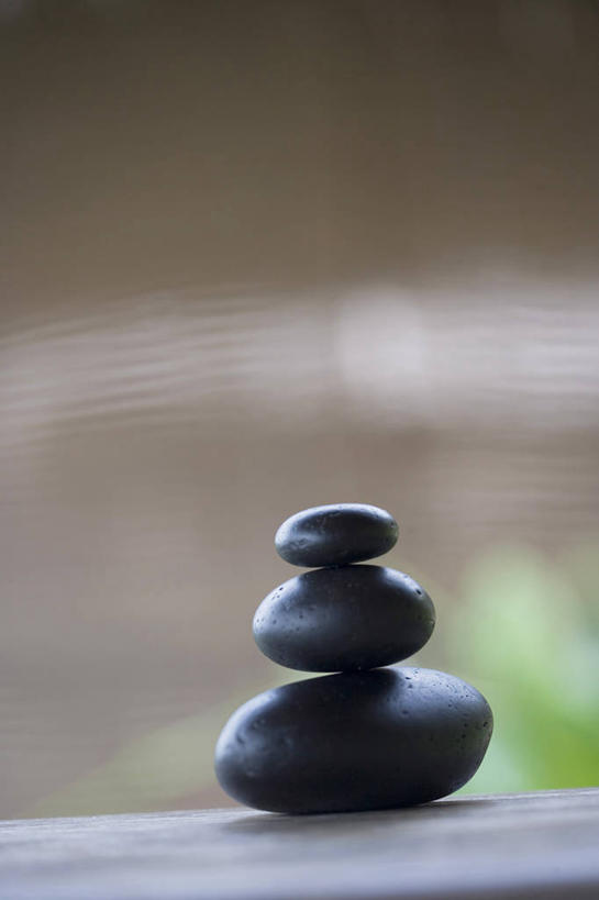 无人,竖图,室外,特写,白天,正面,按摩,美容,石头,一排,护肤,阴影,朦胧,模糊,整齐,光线,石子,影子,排列,三个,黑色,阳光,保养,享受,休闲,鹅卵石,放松,保健,堆,队列,按摩石,养颜,热石疗法,石块,彩图