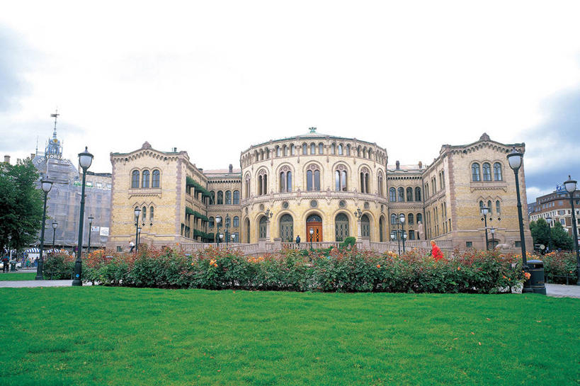 无人,家,横图,室外,白天,仰视,旅游,度假,草地,草坪,花海,花圃,美景,植物,城市风光,标志建筑,城市,地标,建筑,路灯,叶子,照明,挪威,欧洲,阴影,盛开,光线,影子,房屋,屋子,景观,云,云朵,公寓,灯光,首都,花蕾,云彩,娱乐,建设,洋房,楼房,住宅,灯,草,花,花瓣,花朵,花卉,鲜花,树,树木,蓝色,绿色,白云,蓝天,天空,阳光,自然,花丛,花束,花田,天,花苞,花蕊,享受,休闲,景色,放松,生长,晴朗,成长,照亮,照明设备,斯堪的纳维亚,北欧,斯堪的那维亚,斯堪的那维亚半岛,斯堪的纳维亚半岛,奥斯陆,挪威王国,晴空,彩图,低角度拍摄,房子