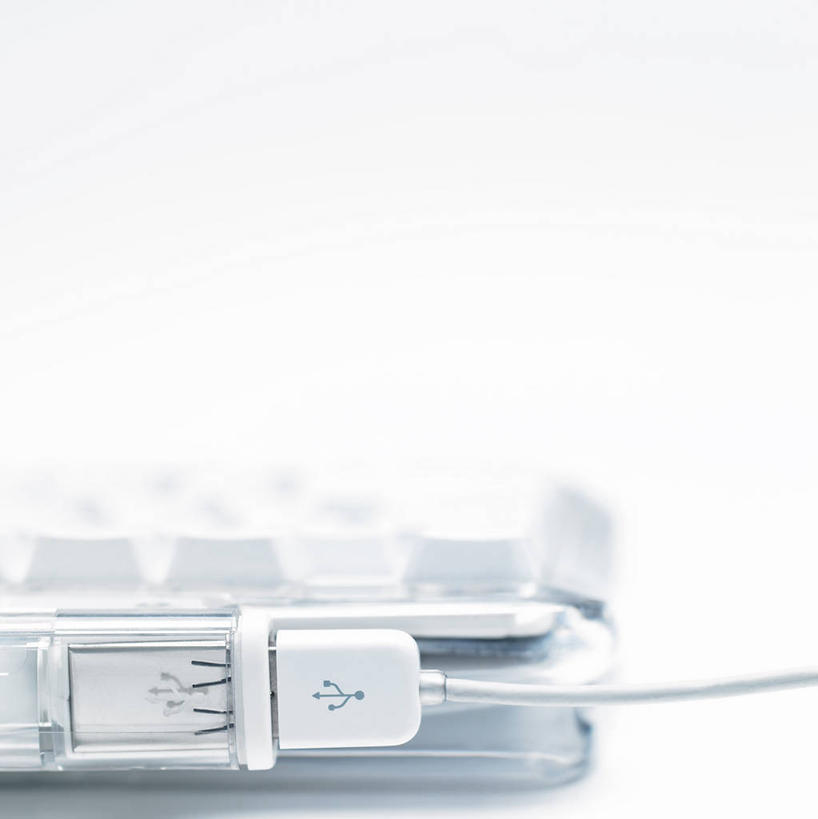 无人,竖图,室内,特写,白天,白色背景,正面,鼠标,键盘,数据,静物,一根,阴影,反射,传输,影子,输入设备,通讯设备,摄影,USB接口,通用串行总线,影棚,接口,端口,通信设备,彩图,影棚拍摄,拍摄