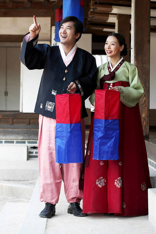 东方人,两个人,站,竖图,室外,白天,正面,民族服装,爱情,照明,亚洲,握,指,灯笼,纸灯笼,柱子,浪漫,拿,拿着,注视,黄种人,方向,灯具,观察,看,手势,站着,温暖,温馨,恩爱,握着,恋人,服饰,观看,照亮,和睦,察看,指向,食指,照明设备,关注,朝鲜服,男人,男性,年轻男性,年轻女性,女人,女性,亚洲人,情侣,站立,彩图,全身,传统服装,民俗服,伴侣,韩服,融洽