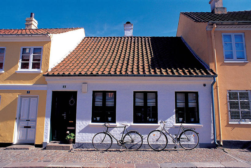 无人,家,横图,室外,白天,正面,度假,美景,窗户,城市风光,城市,自行车,丹麦,欧洲,阴影,光线,影子,房屋,墙,屋顶,屋子,景观,公寓,顶棚,娱乐,洋房,楼房,玻璃窗,墙壁,墙面,住宅,车,脚踏车,蓝色,蓝天,天空,阳光,交通工具,天,享受,休闲,景色,放松,晴朗,载具,北欧,万里无云,首府,丹麦王国,菲英岛,欧登塞,晴空,晴空万里,彩图,房子