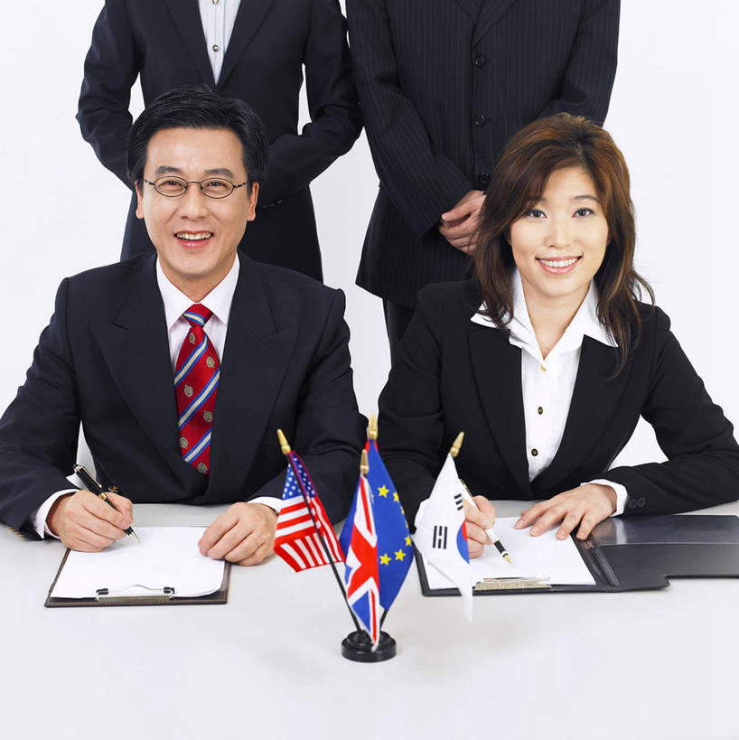 东方人,四个人,同事,商务人士,商务男性,商务女性,办公室,站,坐,笑,微笑,露齿笑,竖图,室内,白天,白色背景,正面,衬衫,成功,合作,团队,集体,信心,家具,桌子,旗帜,国旗,亚洲,握,套装,环绕,围绕,圆形,笔,材料,档案,图形,文件,眼镜,圆,纸,办公桌,星星,办公用品,领带,几何,拿,环抱,拿着,注视,黄种人,旗子,队伍,水笔,星条旗,文具,黄色,蓝色,手稿,学习用品,资料,英国国旗,观察,看,站着,星形,握着,美国国旗,摄影,影棚,观看,文具用品,证明,察看,米字旗,领导,象征,庄重,成就,关注,数学,文档,商务装,身份,合伙,领袖,近视眼镜,五角形,工薪阶层,欧盟旗帜,办公家具,正式,地位,旌旗,旗号,萦绕,男人,男性,女人,女性,中年男性,中年女性,亚洲人,白领,上班族,五角星,站立,坐着,半身,彩图,影棚拍摄,衬衣,拍摄,美利坚合众国国旗,几何图形,平面图形