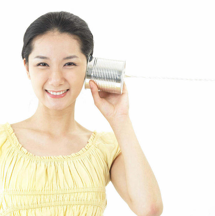 东方人,一个人,笑,微笑,露齿笑,竖图,室内,白天,正面,金属制品,亚洲,仅一个年轻女性,仅一个女性,仅一个人,握,服装,金属,包装,罐子,拿,拿着,注视,休闲装,黄种人,饮料,衣服,黄色,容器,观察,看,休闲,休闲服,握着,服饰,易拉罐,观看,察看,关注,听筒,年轻女性,女人,女性,亚洲人,半身,彩图