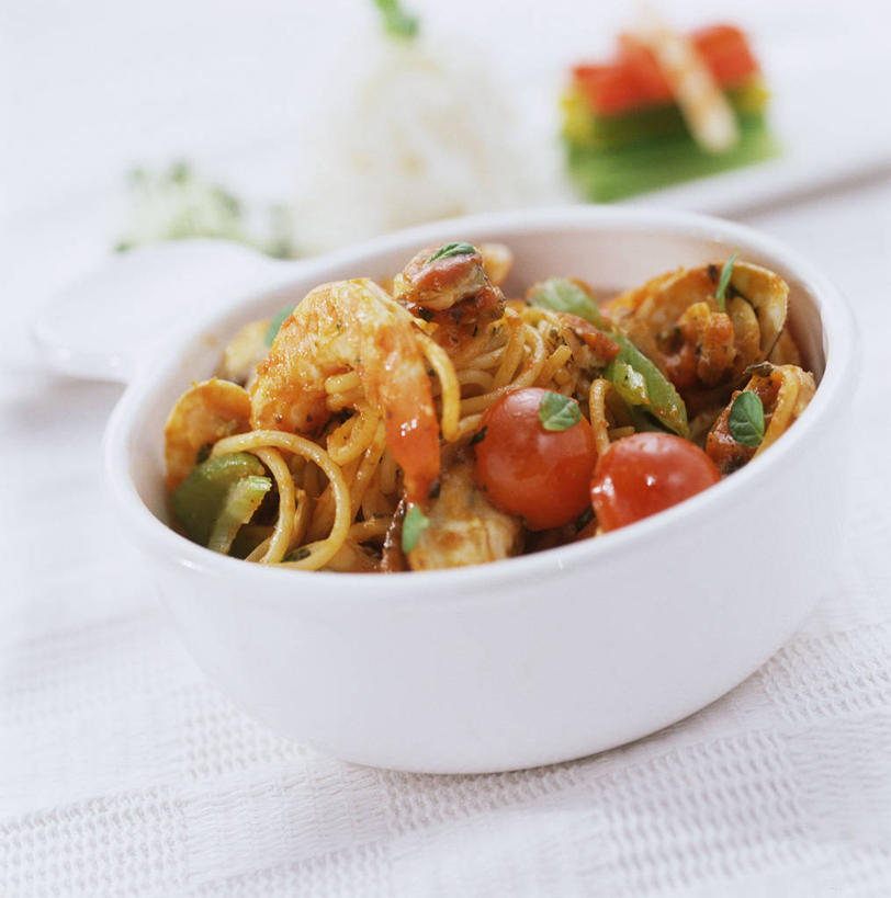 海鲜,面食,面条,意大利面,无人,竖图,俯视,室内,特写,白天,西餐,餐桌,桌子,蔬菜,西红柿,小番茄,阴影,朦胧,模糊,新鲜,反射,影子,陶瓷,面,虾,料理,食品,陶瓷制品,水产,大虾,海洋生物,食物,一个,容器,碗,西式,有机食品,绿色食品,对虾,单个,餐台,储藏,储存,水生动物,海产品,水生物,意粉,海底动物,斑节虾,意面,东方对虾,中国对虾,小西红柿,樱桃小番茄,珍珠小番茄,樱桃番茄,圣女果,番茄,彩图,高角度拍摄,贮存