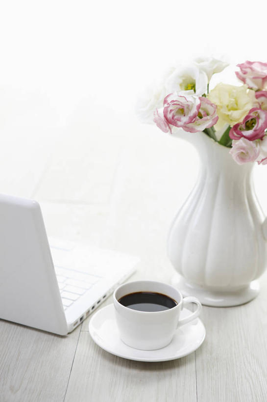 咖啡,无人,竖图,俯视,室内,特写,白天,白色背景,爱情,幸福,纯洁,智慧,热情,电脑,笔记本电脑,桌面,桌子,玫瑰,杯子,花瓶,艺术,盛开,网络,木制,瓷器,木桌,玫瑰花,咖啡杯,陶瓷制品,一杯,浪漫,花蕾,文化,娱乐,通讯设备,黄玫瑰,花,花瓣,花朵,鲜花,饮料,粉色,黄色,插花,木制品,瓶子,白玫瑰,花苞,花蕊,享受,休闲,温暖,温馨,恩爱,放松,乐趣,摄影,影棚,一台,插花艺术,和睦,创造,提神,无线,舒适,创作,瓷杯,醒脑,通信设备,无线网络,感动,想象,无线上网,便携式电脑,粉玫瑰,软饮料,尊敬,天真,刺玫花,徘徊花,手提电脑,彩图,高角度拍摄,影棚拍摄,拍摄,木桌子,融洽