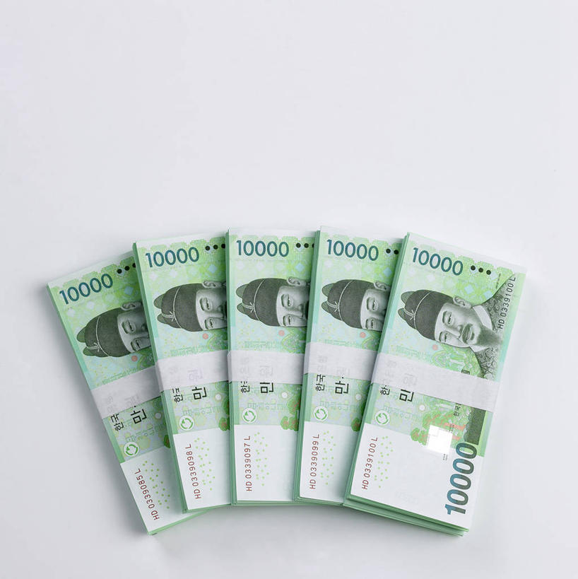 无人,竖图,俯视,室内,特写,白天,白色背景,钱,静物,一排,许多,阴影,整齐,反射,钱币,影子,很多,排列,绿色,钞票,金融,纸币,摄影,影棚,韩币,经济,队列,流通,纸钞,贸易,货币,现金,彩图,高角度拍摄,影棚拍摄,拍摄,圜