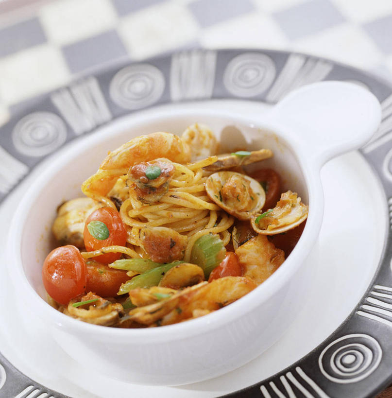 面食,面条,意大利面,无人,竖图,俯视,室内,特写,白天,西餐,蔬菜,西红柿,小番茄,餐具,一堆,许多,阴影,堆叠,堆积,新鲜,反射,碟子,盘,影子,陶瓷,面,虾,料理,食品,陶瓷制品,很多,蛤蜊,大虾,食物,红色,盘子,容器,碟,碗,蛤,西式,有机食品,绿色食品,对虾,储藏,堆,储存,意粉,斑节虾,意面,蛤仔,东方对虾,中国对虾,小西红柿,樱桃小番茄,珍珠小番茄,樱桃番茄,圣女果,番茄,彩图,高角度拍摄,贮存