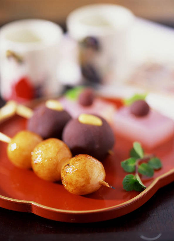 点心,无人,竖图,俯视,室内,特写,白天,餐桌,桌子,杯子,餐具,阴影,朦胧,模糊,反射,碟子,盘,影子,和果子,食品,甜点,甜品,小吃,竹签,食物,糕点,盘子,水杯,碟,甜食,日式,餐台,取食签,茶杯,彩图,高角度拍摄,日本小吃