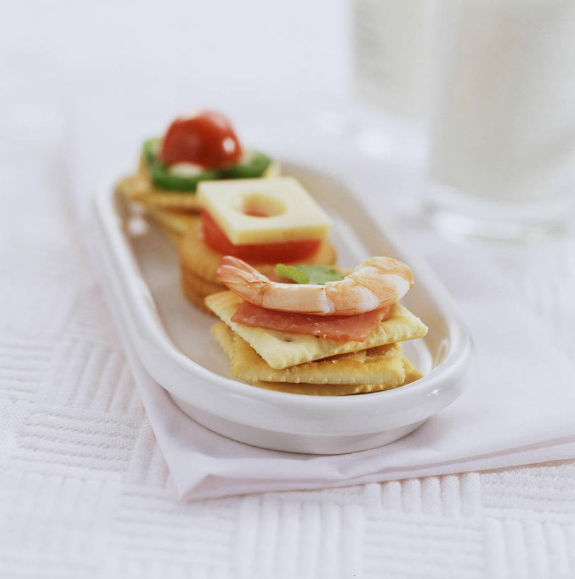 点心,奶酪,无人,竖图,俯视,室内,特写,白天,餐桌,桌子,蔬菜,西红柿,小番茄,餐具,阴影,朦胧,模糊,新鲜,反射,布料,碟子,盘,影子,虾,干酪,起司,食品,芝士,营养,布纹,大虾,桌布,食物,一个,红色,盘子,餐巾,碟,台布,饼干,零食,乳酪,有机食品,绿色食品,对虾,单个,餐台,乳制品,发酵,斑节虾,东方对虾,中国对虾,小西红柿,樱桃小番茄,珍珠小番茄,樱桃番茄,圣女果,番茄,餐桌布,彩图,高角度拍摄