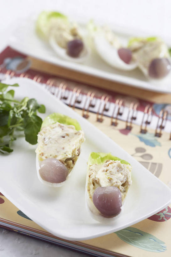 无人,竖图,俯视,室内,特写,白天,餐桌,桌子,蔬菜,餐具,阴影,新鲜,反射,碟子,盘,影子,菊苣,生食,蔬菜沙拉,沙拉,食品,苦菜,记事本,土豆泥,色拉,沙律,食物,两个,白色,本子,笔记本,盘子,碟,有机食品,绿色食品,餐台,色拉酱,苦苣,千岛酱,马铃薯泥,薯蓉,彩图,高角度拍摄,咖啡草,咖啡萝卜,卡斯尼,明目菜,皱叶苦苣