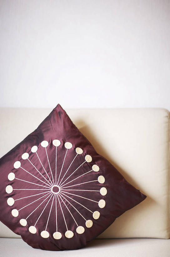 无人,客厅,竖图,室内,特写,白天,白色背景,正面,靠垫,沙发,静物,阴影,反射,影子,靠枕,垫子,枕头,摄影,影棚,起居室,布艺沙发,客堂,彩图,影棚拍摄,拍摄