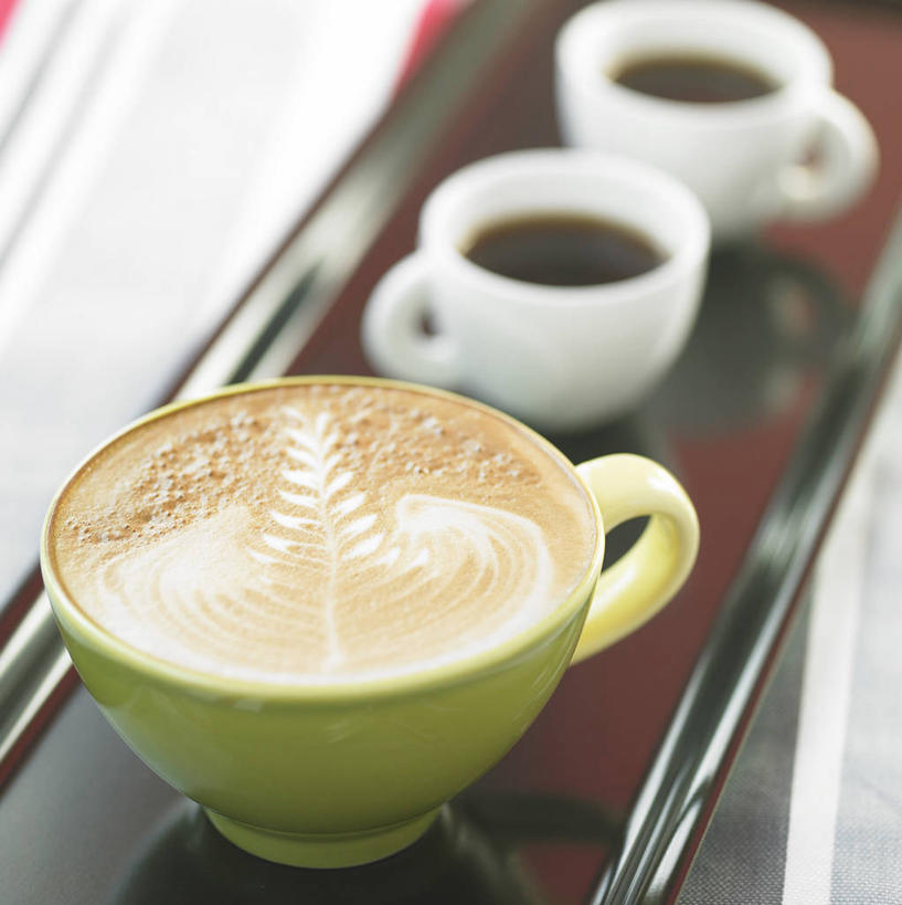 咖啡,无人,竖图,俯视,室内,特写,白天,幸福,餐桌,桌子,杯子,餐具,阴影,朦胧,模糊,反射,瓷器,碟子,盘,影子,咖啡杯,陶瓷制品,三杯,娱乐,饮料,三个,盘子,碟,享受,休闲,温馨,放松,乐趣,餐台,提神,舒适,瓷杯,醒脑,软饮料,拿铁,拿铁咖啡,彩图,高角度拍摄,意式咖啡