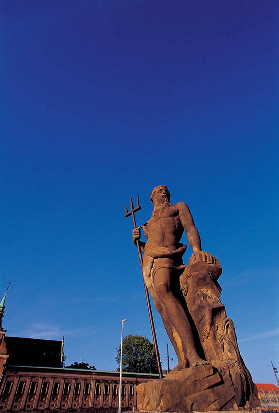 西方人,一个人,无人,站,竖图,室外,白天,仰视,旅游,度假,竞争,标志建筑,地标,建筑,雕塑,丹麦,欧洲,欧洲人,仅一个男性,仅一个人,对抗,握,阴影,艺术,装饰,冲突,光线,雕刻,雕像,影子,首都,破坏,娱乐,建设,仅一个年轻男性,蓝色,蓝天,天空,阳光,工艺品,天,站着,享受,休闲,武器,旅游胜地,放松,战争,握着,晴朗,纪念,美术,损坏,攻击,威胁,对立,矛盾,兵器,北欧,主题,防御,陈列,万里无云,功能,美学,敌对,挫败,斗争,抗拒,抗衡,杀伤,威慑,丹麦王国,哥本哈根,西兰岛,三叉戟,长兵器,危险,男人,男性,年轻男性,白种人,晴空,晴空万里,站立,彩图,低角度拍摄,全身