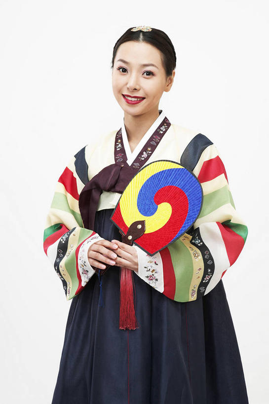 东方人,一个人,站,笑,微笑,露齿笑,竖图,室内,白天,白色背景,正面,民族服装,亚洲,仅一个年轻女性,仅一个女性,仅一个人,握,扇子,拿,拿着,注视,黄种人,一个,观察,看,站着,握着,摄影,服饰,影棚,单个,观看,察看,关注,朝鲜服,年轻女性,女人,女性,亚洲人,站立,半身,彩图,影棚拍摄,传统服装,民俗服,拍摄,太极扇,韩服