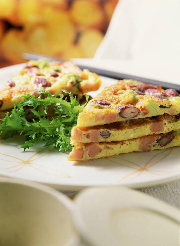 点心,煎饼,无人,竖图,俯视,室内,特写,白天,餐桌,桌子,蔬菜,餐具,阴影,朦胧,模糊,新鲜,反射,碟子,盘,影子,食品,文化,小吃,食物,糕点,盘子,碟,甜食,有机食品,绿色食品,餐台,薄煎饼,彩图,高角度拍摄,班戟,薄烤饼