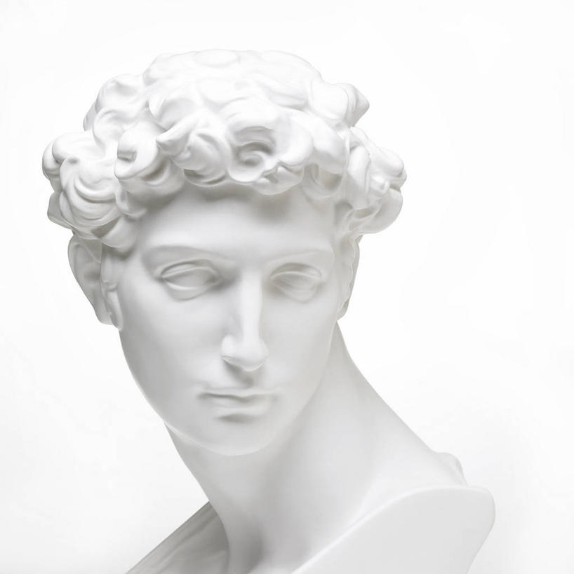 西方人,脸,头,脸颊,一个人,无人,竖图,室内,特写,白天,白色背景,正面,雕塑,欧洲,欧洲人,仅一个男性,仅一个人,阴影,艺术,装饰,反射,雕刻,雕像,影子,扭头,注视,肩膀,仅一个年轻男性,工艺品,观察,看,转头,摄影,影棚,观看,纪念,美术,察看,石膏像,关注,主题,陈列,功能,美学,男人,男性,年轻男性,白种人,头部,脸部,脸蛋,面部,半身,彩图,影棚拍摄,拍摄