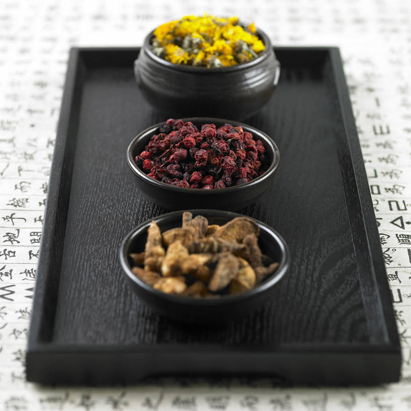 无人,竖图,俯视,室内,特写,白天,植物,餐桌,桌子,餐具,一排,阴影,朦胧,模糊,整齐,反射,碟子,盘,影子,陶瓷,草药,药草,陶瓷制品,中药,排列,三个,盘子,容器,碟,碗,餐台,储藏,储存,队列,药材,中草药,中药材,本草,北五味子,秤砣子,五味子,彩图,高角度拍摄,贮存