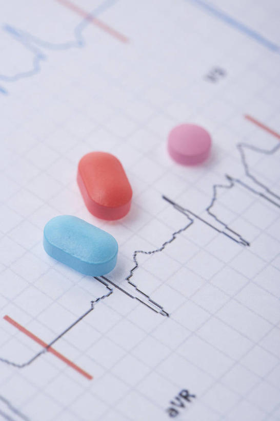 无人,竖图,俯视,室内,特写,白天,安全,静物,阴影,朦胧,模糊,反射,科学,医学,线条,药剂,影子,防护,三个,粉色,红色,蓝色,药品,治疗,保护,药物,医疗,科学技术,保险,预防,波动,平安,彩图,高角度拍摄,脉搏波