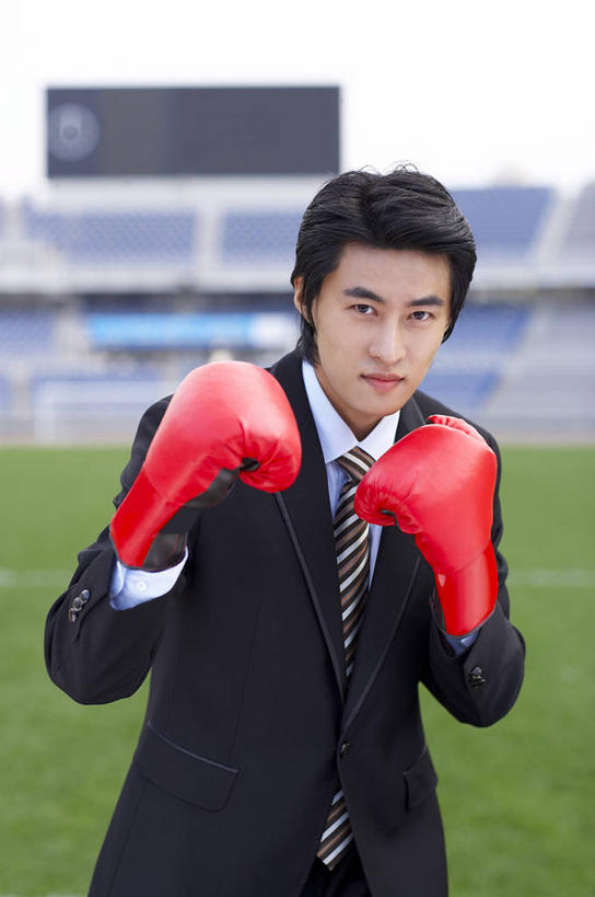 东方人,一个人,商务人士,商务男性,体育馆,运动场,站,举,竖图,室外,白天,正面,衬衫,安全,显示器,草地,草坪,植物,亚洲,仅一个男性,仅一个人,套装,朦胧,模糊,屏幕,防护,领带,拳击手套,注视,黄种人,显示屏,运动器械,体育场,草,仅一个年轻男性,红色,绿色,手套,观察,看,托,站着,健身器械,观看,保护,察看,象征,庄重,关注,保险,商务装,身份,健身器材,工薪阶层,输出设备,记分牌,保全,周全,安稳,安定,运动馆,正式,地位,防护手套,电子记分牌,平安,男人,男性,年轻男性,亚洲人,白领,上班族,举起,举手,举着,向上举,向上伸,向上托,站立,半身,彩图,衬衣,运动器材