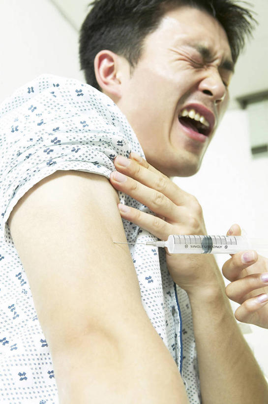 东方人,两个人,医生,病人,医院,坐,闭眼,竖图,室内,白天,仰视,亚洲,握,拿,拿着,黄种人,张嘴,医护人员,医疗人员,针管,针筒,握着,注射,医疗,医疗设备,注射器,病服,痛苦,病患,张大嘴巴,医疗机构,病号服,男人,男性,年轻男性,年轻女性,女人,女性,亚洲人,大夫,患者,就医者,张开嘴,闭眼睛,闭着眼,闭着眼睛,坐着,半身,彩图,低角度拍摄,病院,诊所,病患服,病人服,病员服