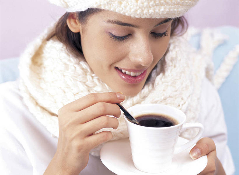 咖啡,西方人,一个人,坐,笑,微笑,露齿笑,横图,室内,白天,正面,幸福,杯子,餐具,帽子,金属制品,欧洲,欧洲人,仅一个年轻女性,仅一个女性,仅一个人,握,阴影,服装,装饰,反射,金属,瓷器,碟子,盘,影子,勺子,咖啡杯,陶瓷制品,一杯,拿,拿着,注视,休闲装,娱乐,饮料,一个,衣服,盘子,围巾,调羹,碟,汤匙,低头,观察,看,享受,休闲,温暖,温馨,休闲服,放松,乐趣,握着,服饰,单个,围脖,观看,保暖,华丽,点缀,察看,提神,舒适,御寒,关注,瓷杯,醒脑,衬托,美观,雅致,雅观,软饮料,棉帽,垂头,年轻女性,女人,女性,白种人,坐着,半身,彩图