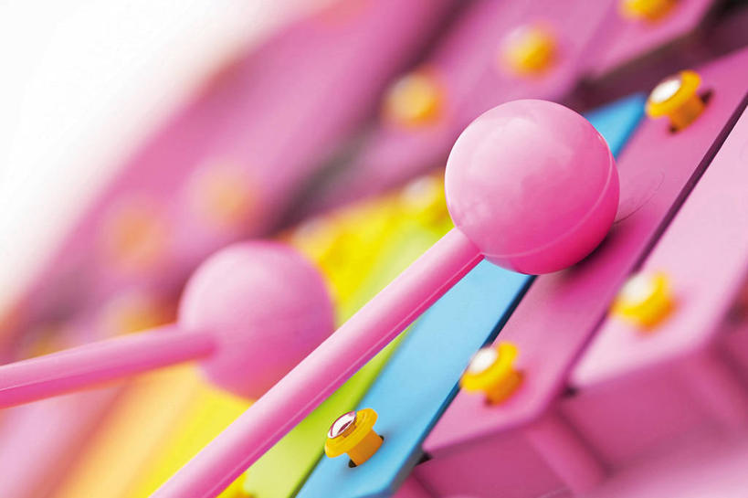 无人,横图,俯视,室内,特写,白天,白色背景,静物,朦胧,模糊,乐器,粉色,黄色,蓝色,摄影,影棚,打击乐器,木琴,巴拉风,敲打琴,敲琴,手敲木琴,彩图,高角度拍摄,影棚拍摄,拍摄