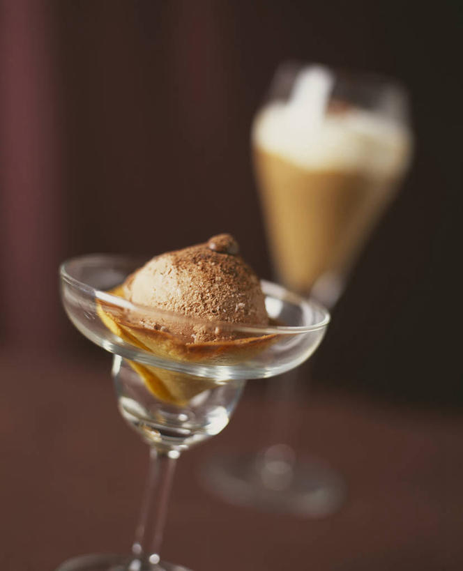 无人,竖图,室内,特写,白天,正面,杯子,阴影,朦胧,模糊,反射,影子,冰激凌,清凉,玻璃制品,两个,水杯,冷饮,舒服,冰淇淋,解暑,解渴,雪糕,舒爽,冰糕,消暑,巧克力冰淇淋,玻璃杯,彩图