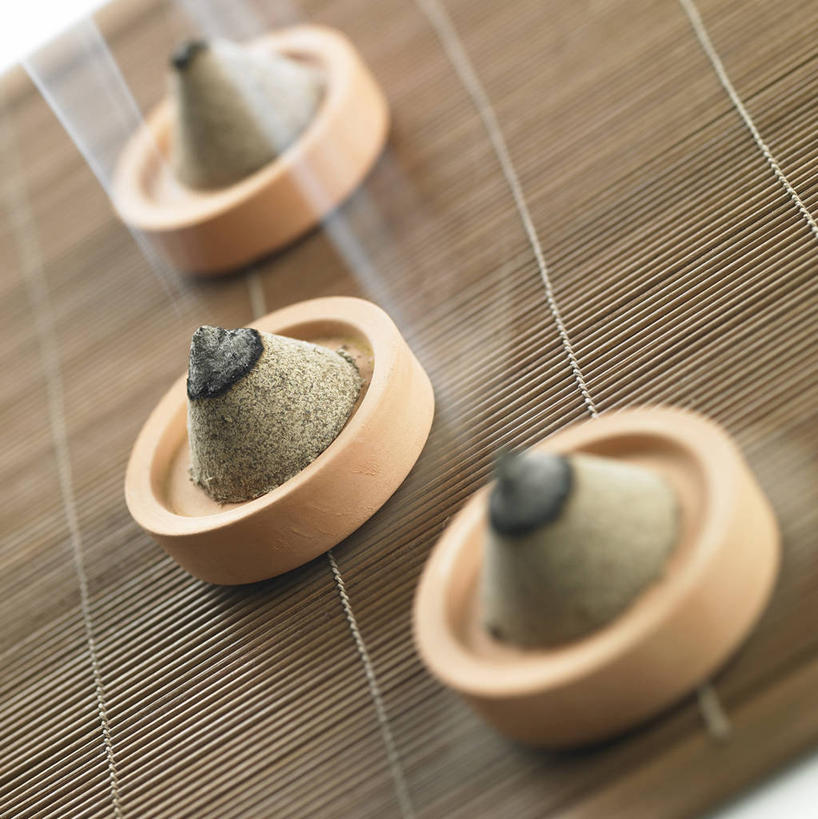 无人,竖图,俯视,室内,特写,白天,植物,餐具,碟子,盘,烟雾,黄草,草药,药草,中药,三个,盘子,碟,艾草,药材,中草药,中药材,本草,艾蒿,艾绒,遏草,灸草,香艾,医草,彩图,高角度拍摄