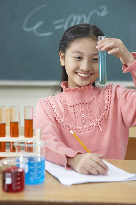 东方人,儿童,一个人,学校,坐,笑,微笑,露齿笑,竖图,室内,白天,正面,纯洁,实验,仪器,桌子,杯子,亚洲,仅一个女性,仅一个人,握,服装,研究,透明,分析,化学,测试,英文,笔,标志,试管,试管架,文字,字符,字母,办公用品,记事本,拿,拿着,注视,休闲装,黄种人,标识,书桌,校园,架子,玻璃制品,文具,小孩,衣服,本子,笔记本,玻璃瓶,课桌,瓶子,铅笔,学习用品,黑板,观察,看,仅一个小孩,休闲,教室,休闲服,器皿,可爱,童年,童趣,教学,握着,服饰,观看,英文字母,文具用品,察看,课堂,关注,计量,童真,烂漫,无邪,玻璃仪器,试验耗材,实验用品,耐磨,教学黑板,天真,女孩,女人,女性,亚洲人,孩子,玻璃杯,坐着,半身,彩图,女生