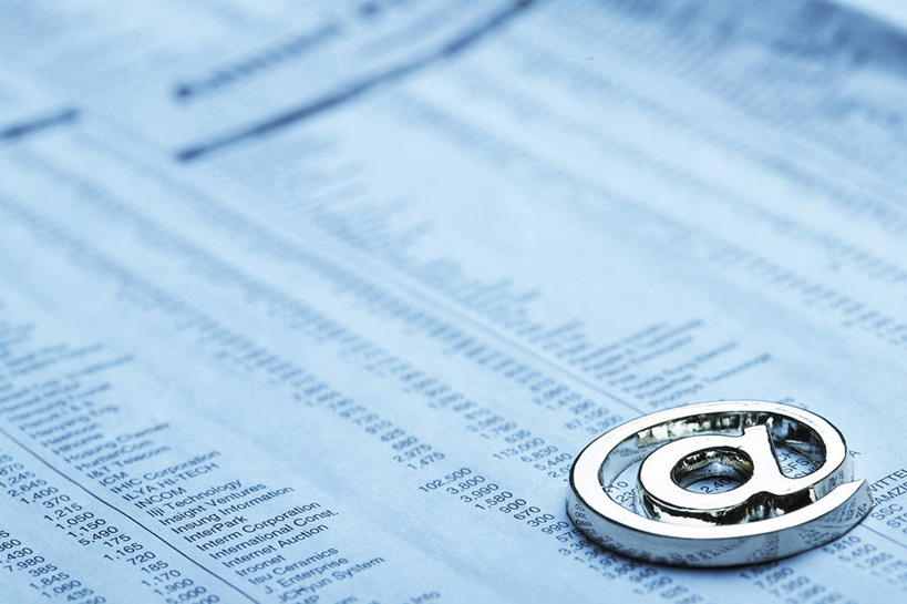 无人,横图,俯视,室内,特写,白天,阅读,互联网,科技,静物,报纸,学习,阴影,反射,因特网,网络,网址,信息,英文,标志,文字,影子,域名,字符,字母,标识,浏览,通信,创意,英文字母,新闻,地址,彩图,高角度拍摄,报刊