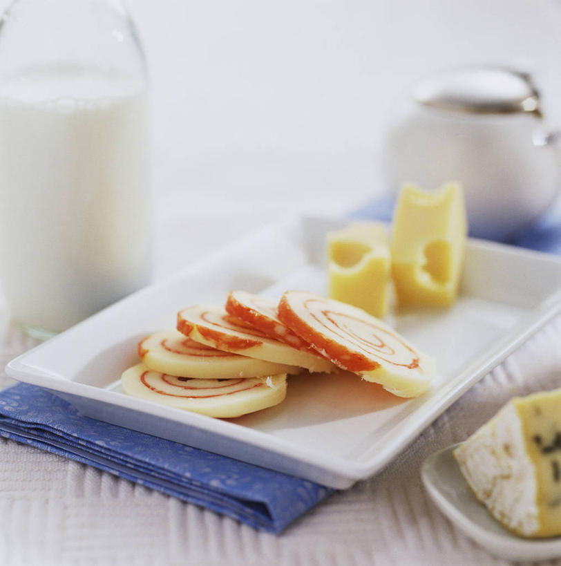 奶酪,牛奶,无人,竖图,俯视,室内,特写,白天,餐桌,桌子,餐具,切开,阴影,朦胧,模糊,反射,碟子,罐子,盘,影子,干酪,起司,饮品,芝士,营养,玻璃制品,饮料,三个,盘子,玻璃瓶,餐巾,瓶子,碟,切,乳酪,餐台,乳制品,奶,牛乳,发酵,剖面,切面,安神,保洁方巾,口布,彩图,高角度拍摄,埃曼塔奶酪