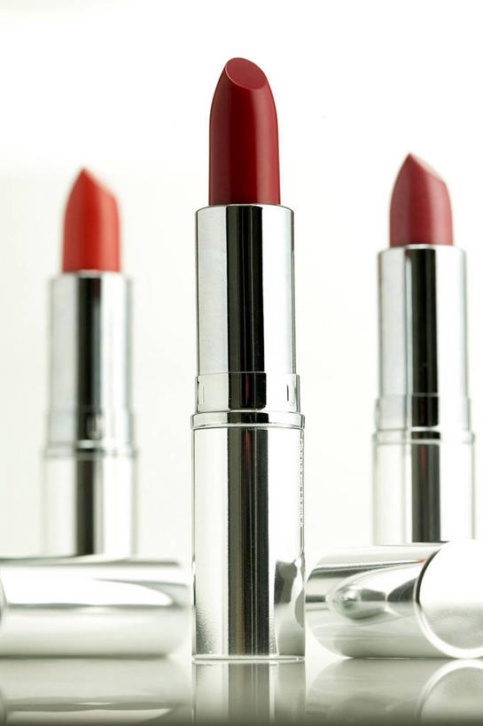 无人,竖图,室内,特写,白天,白色背景,正面,静物,一排,阴影,整齐,反射,影子,排列,红色,唇膏,化妆品,口红,摄影,影棚,三支,化妆用品,队列,唇棒,彩图,影棚拍摄,拍摄