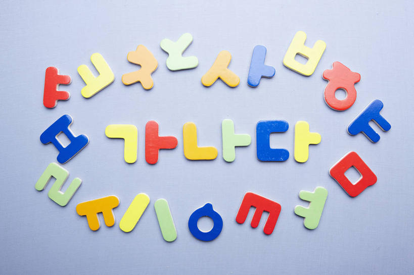 无人,横图,俯视,彩色,室内,特写,白天,静物,许多,阴影,蓝色背景,反射,标志,文字,影子,字符,字母,很多,标识,排列,摄影,影棚,五颜六色,色彩斑斓,五彩缤纷,五彩斑斓,摆列,韩语,五光十色,彩图,高角度拍摄,影棚拍摄,拍摄,朝鲜语,韩国语,布列,分列